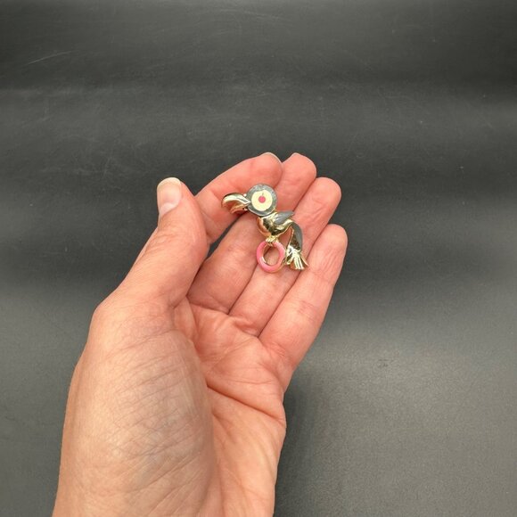 Vintage Brooch Pin 1940s Toucan Bird On Ring Gray Pink Kitschy Dress Enamel - Picture 7 of 8